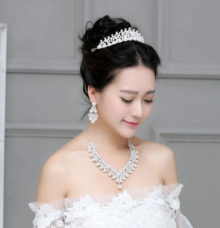 2017 Lyxigt brudtillbehör Pearl Crystal Halsband Örhängen Tillbehör Bröllop Smycken Billiga Mode Style Hot Sale från Kina Billiga
