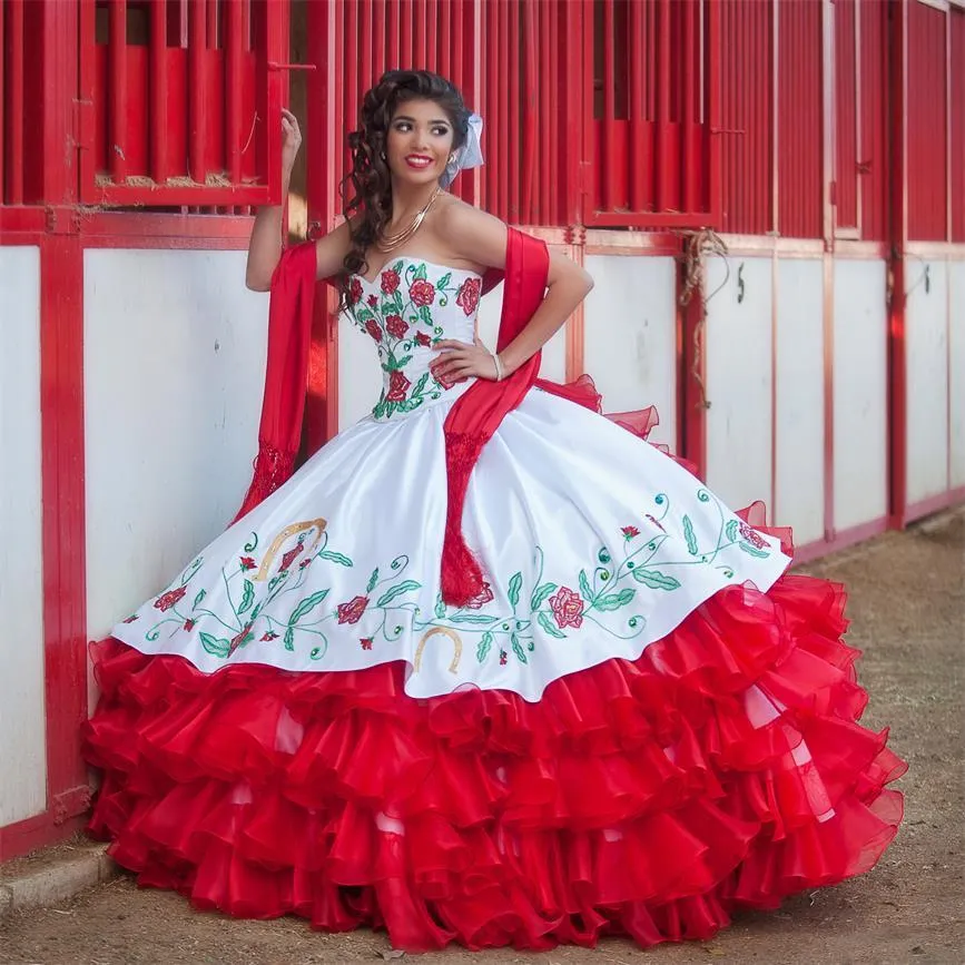 Vintage 2019 Biały i Red Organza Kaskadowanie Ruffles Ball Suknia Quinceanera Suknie Tanie Sweetheart Haft Wielopięciowy Sweet 16 Dress EN7119