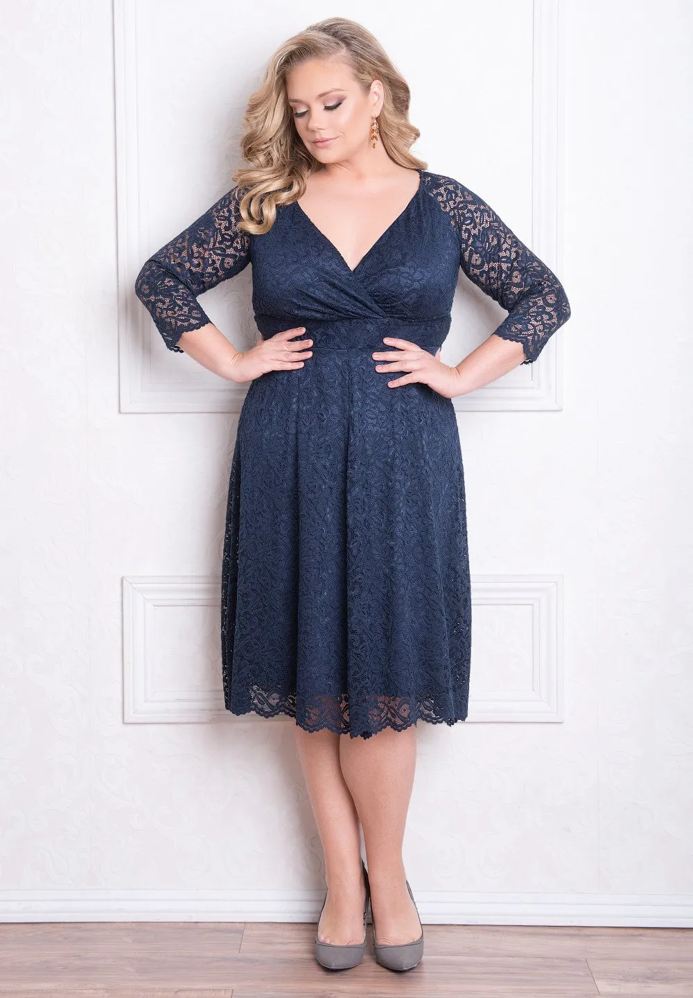 Billiga Dark Navy Lace Country Bridesmaids Klänningar med långa ärmar V Neck Bröllop Gästklänning Knä längd Maid of Honor Gowns