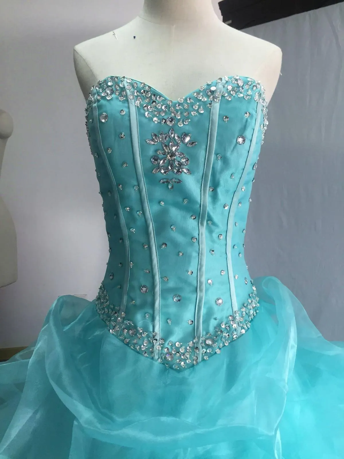 2021 Yeni Balo Quinceanera Elbiseler Organze Sequins ile Boncuklu Lace Up Tatlı 16 Quinceanera Parti Abiye stok Boyutu: 2-16