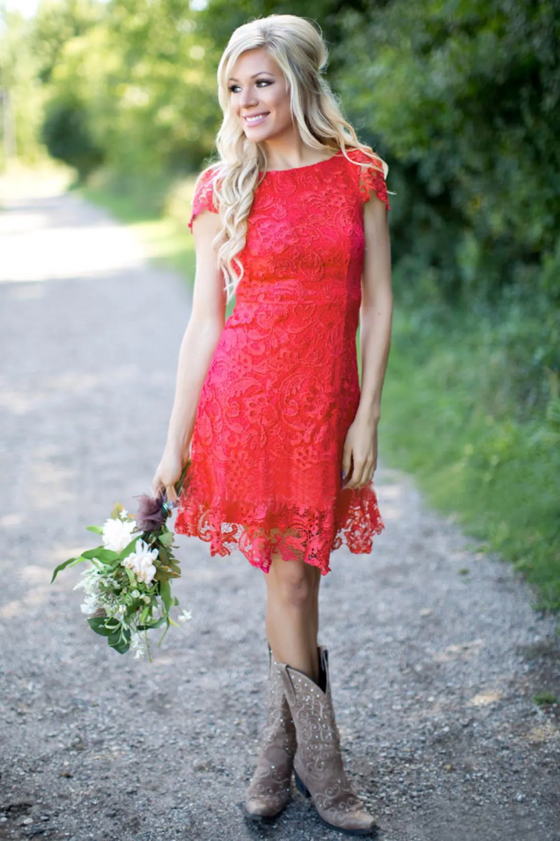 2016 Populära Röda Lace Western Country Bridesmaid Klänningar Billiga Bateau Kortärmad Bakgrund Över Knee Längd Maid of Honor Gown EN7281