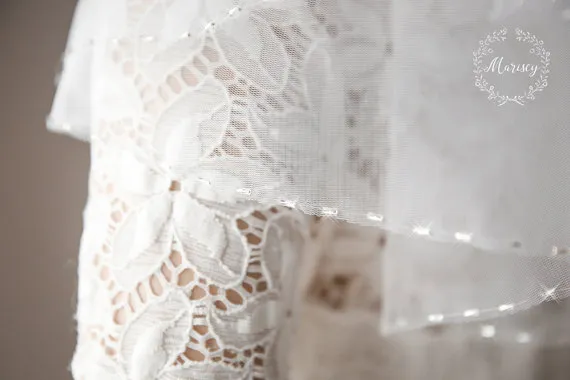 Hot spalla di lunghezza velo da sposa due strati Bridal Veils bordo in rilievo di Tulle Bianco Avorio Champagne Con Lega pettine del nuovo progettista Disponibile
