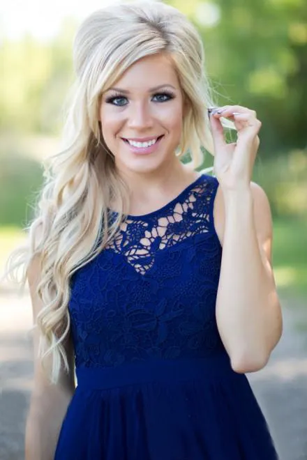 2019 Country Style Royal Blue Lace And Chiffon Una línea de vestidos de dama de honor Jewek largo y barato Recorte en la espalda Vestido de novia hasta el suelo EN6181