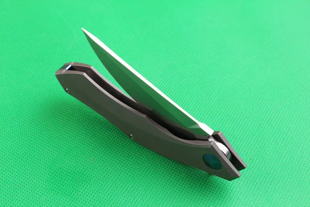 Couteau à lame pliante en acier D2, vente en gros 60HRC SatinWire, lame de finition, manche en titane, système IKBS