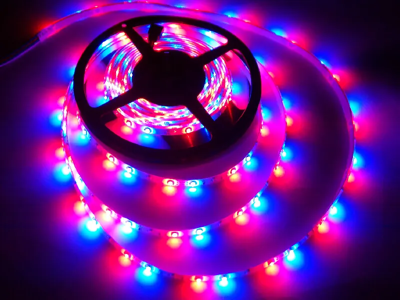 3528 SMD RGB LED-Streifenlicht, 5 m, 300 LEDs, Lichter, Leuchtmittelband, nicht wasserdicht, 60 LEDs, Einspeisung 12 V, mit 24-Tasten-Fernbedienung6760158