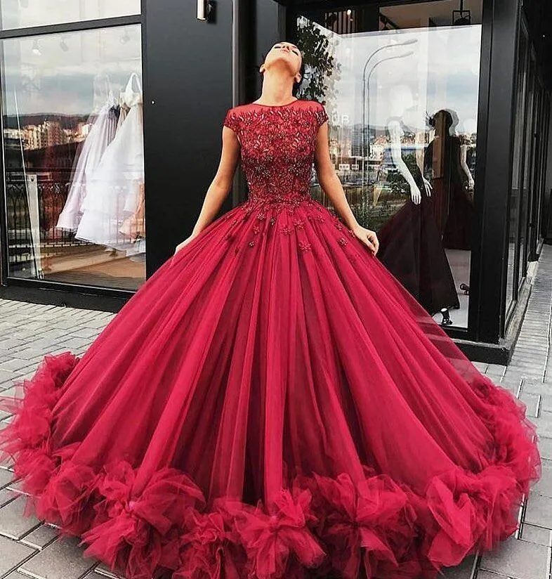 Jeden szt Nowość !!! 2022 Burgundia Suknia Balowa Quinceanera Suknie Wzburzyć Tulle Puffy Długie Korant Suknie Czapki Rękawy Appliqued Cekinowy Prom Evening Party Suknie