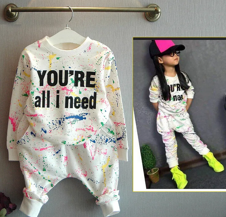 Großhandel für Kinder-Outfits „Du bist alles was ich brauche“-Buchstaben-Mädchenmode-Kleidungsset mit buntem Druck für Kinder im Frühling und Herbst, Pulloveranzug ZJ-68