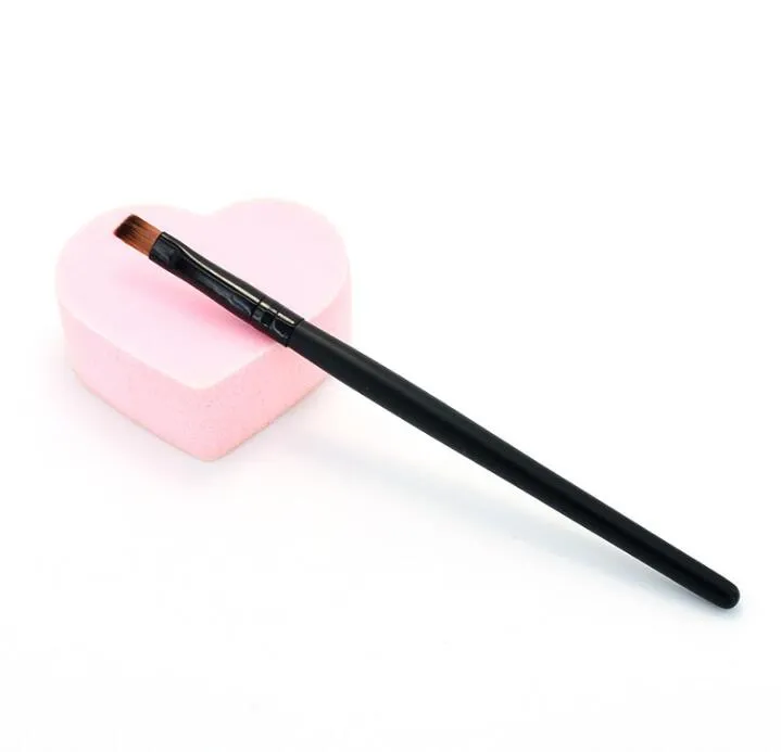 Nail polish brush sets are made of imported artificial fiber, wool, wooden handle, cosmetic brush and beauty tool