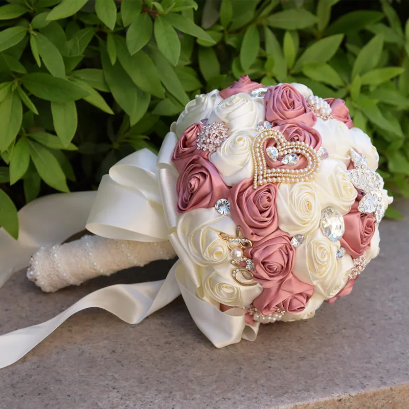 Custom jede Farbe atemberaubende Hochzeitsblumen weiße Brautjungfer Brautstrauß künstliche Rose Hochzeitsstrauß auf Stock8192126
