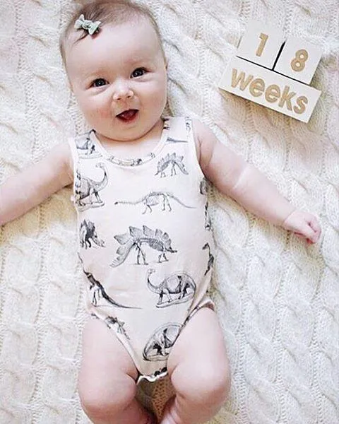 Sommar baby romer spädbarn baby flicka pojke kläder dinosaurier tryckta ärmlös rompers bodysuit solsuit bomull one-pipe outfits barn kläder