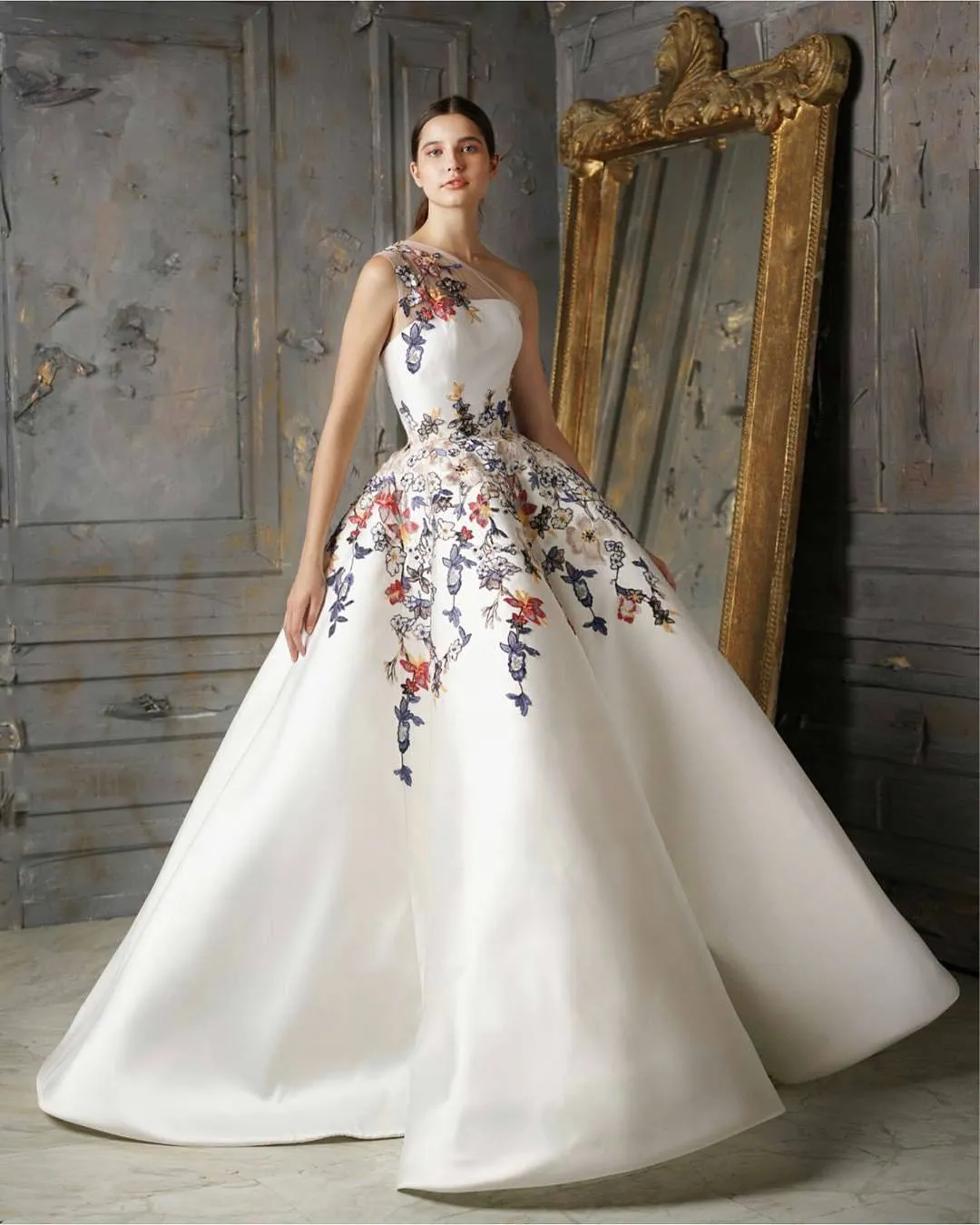 Fabelhafte Stickerei-Ballkleid-Abschlussballkleider, einschultriges, maßgeschneidertes Abendkleid, bodenlanges, plissiertes Satin-Formalkleid