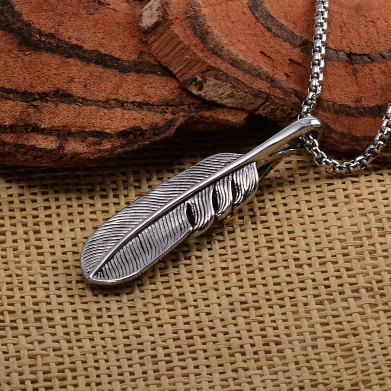 Högkvalitativ Titanium Steel Feather Eagle Claw Hängsmycke Kedjor Halsband för Mens Trendiga Japan Goro's Joyas Male Bijoux