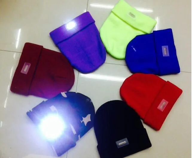 Hurtownie LED świecące zimowe czapki z 5 LED Flash Light Nowość Kapelusz LED do polowania Camping Grillowanie 12 kolorów Mix Akceptuj Wyślij przez DHL