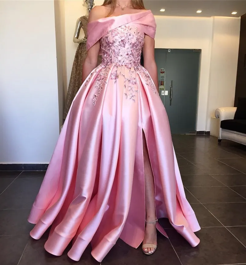 2019 robes de bal en dentelle rose bébé robes sexy fendues sur le côté tenue de soirée sur l'épaule robes de soirée en perles