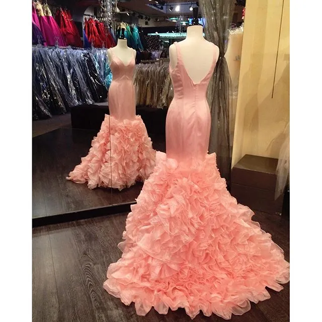 2k18 Escote pronunciado Vestidos de baile sin espalda Vestidos de noche de sirena escalonados por encargo Tren de barrido en caliente Vestido formal de organza