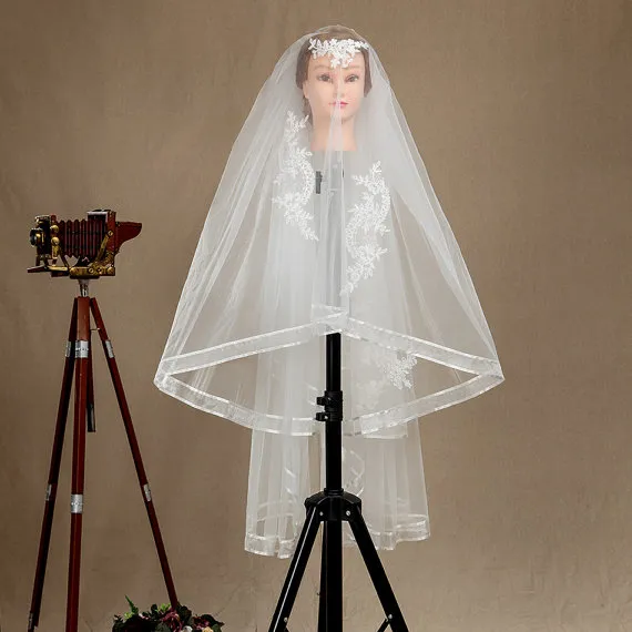 Novo em estoque real imagem incrível fita borda duas camadas com pente lvory branco cotovelo comprimento véu de casamento