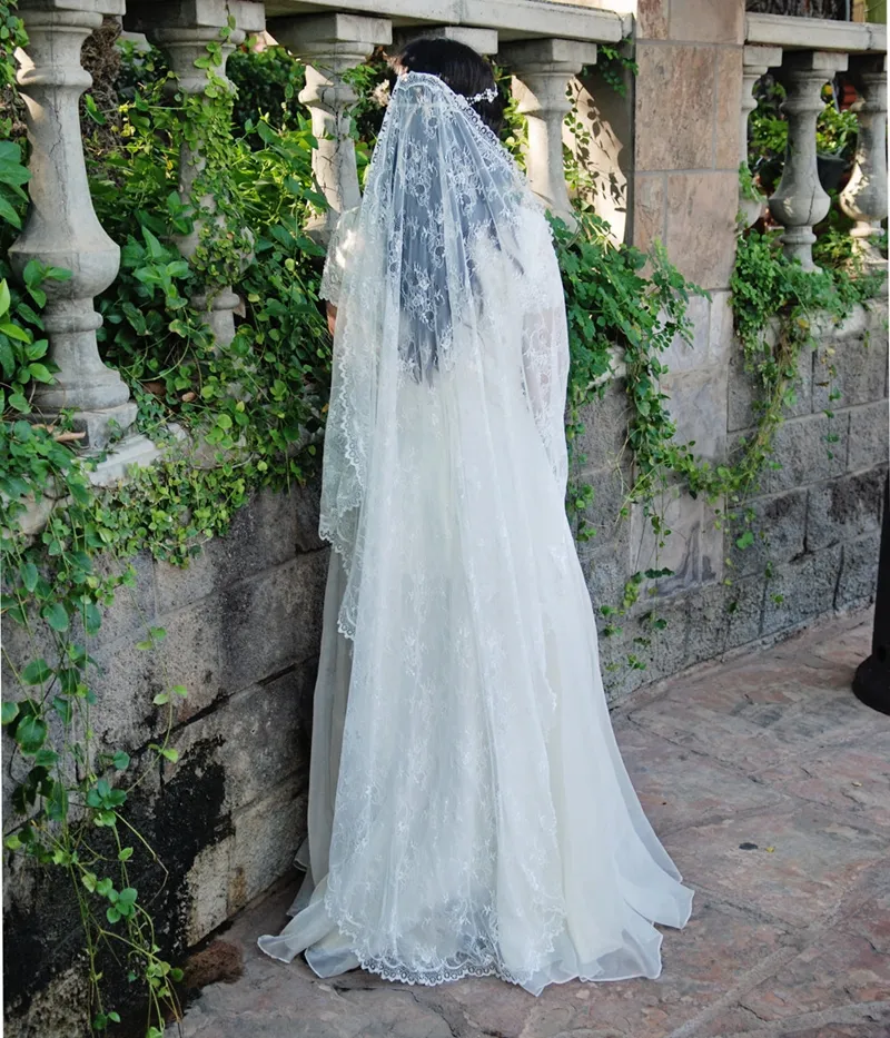 Simples Cascading Lace Véu de Casamento Longa Laço Mantilla Véu Romântico Waltz Comprimento Nupcial Véus Personalizados Comprimento Véus Acessórios Noiva