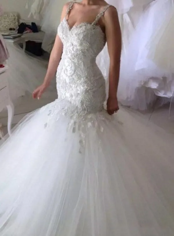 Magnifique Fit et Flare Robe De Mariée Perles Cristaux Bretelles Dentelle Appliques Puffy Tulle Jupe Dos Nu Robes De Mariée Sur Mesure