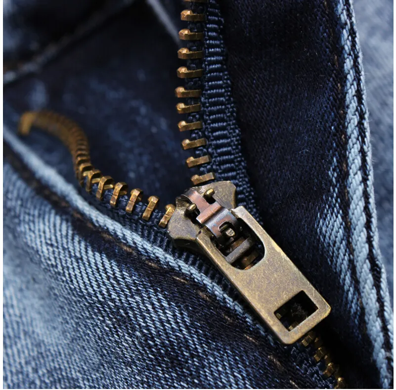 Nuovi jeans attillati strappati strappati da uomo Stilista di moda Pantaloncini da uomo Jeans Slim Moto Motociclista Causale Pantaloni da uomo in denim Hip Hop Uomo J