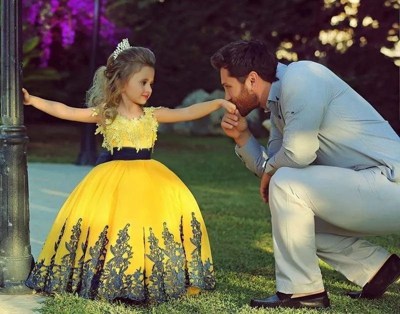 2022 Abito da ballo giallo Abiti da ragazza di fiori Appliques in pizzo Lunghezza pavimento Abito da prima comunione gonfio ragazze Abito da spettacolo Foto reali