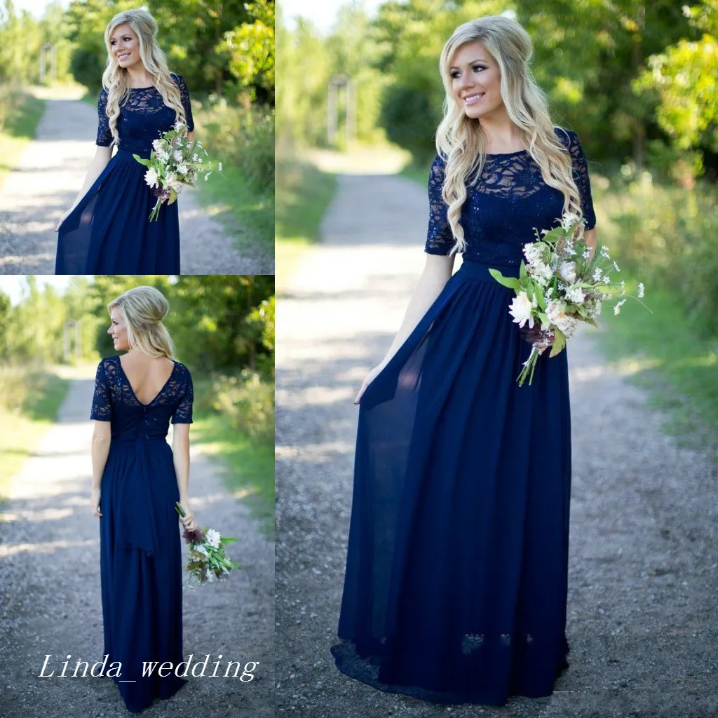 Marineblaues, langes Land-Brautjungfernkleid mit kurzen Ärmeln, Chiffon-Spitze. Frauen tragen ein formelles Trauzeugin-Kleid für die Hochzeitsfeier