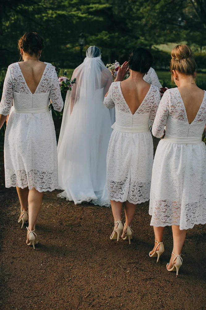Günstige spitze Tee-Länge-Land-Brautjungfernkleider A-Linien-Hochzeitsgastkleid mit Juwel-Ausschnitt und halbärmeligen Trauzeugin-Kleidern