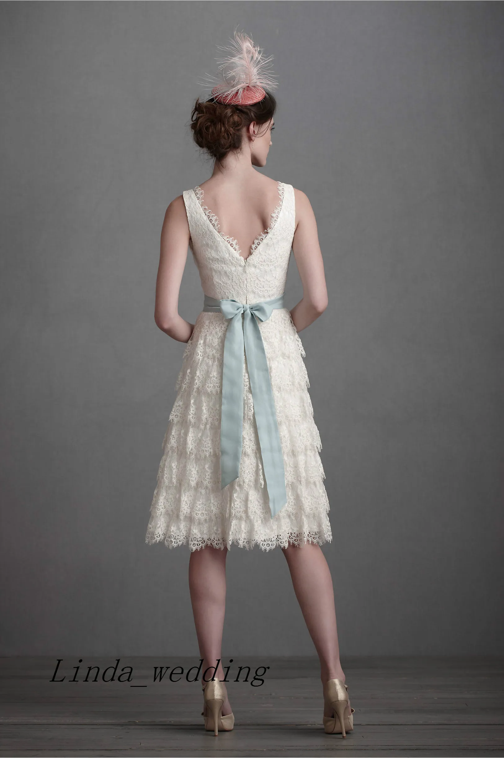 Kurze weiße Brautkleider im Retro-Vintage-Stil mit Spitze. Anmutige, knielange Brautkleider in A-Linie mit V-Ausschnitt für den Empfang