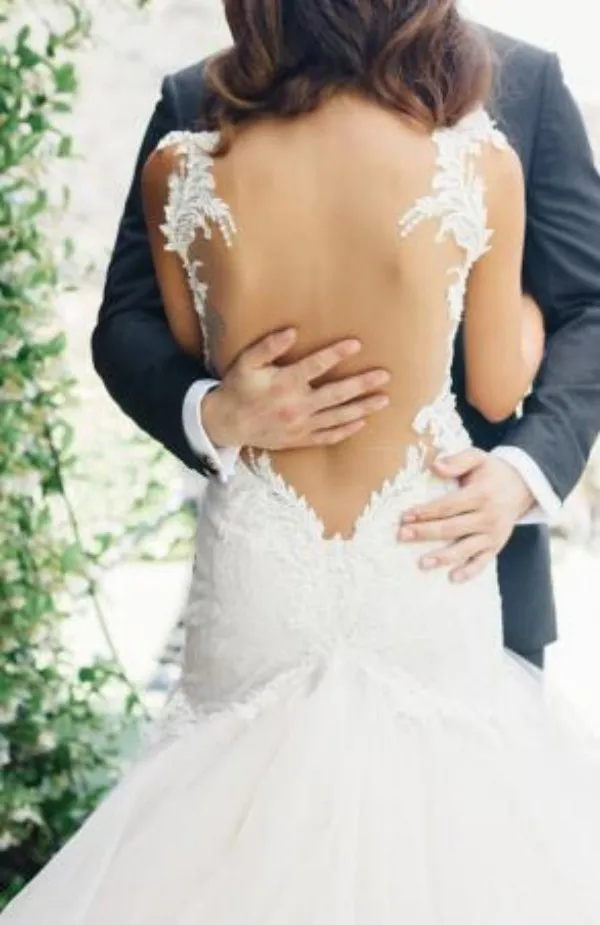 Abiti da sposa sexy senza schienale Abiti da sposa aderenti e svasati Corpetto con applicazioni di pizzo con perline Scollo a cuore Lungo treno della cattedrale