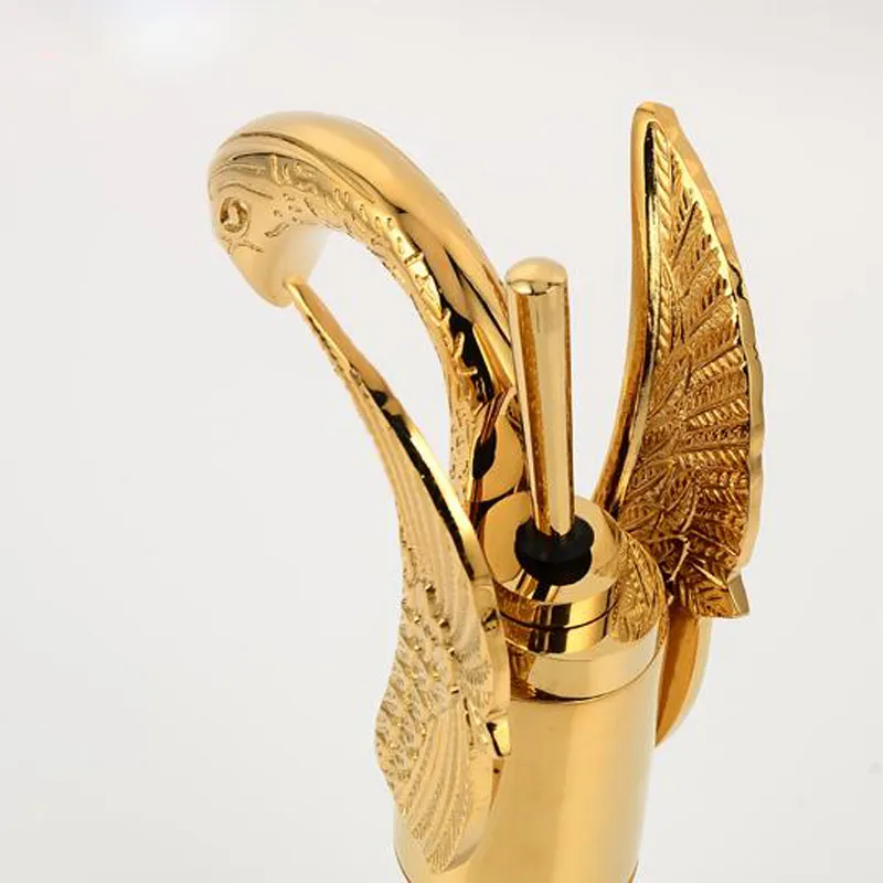 Elegant Swan Shape Brass Gold Finish Badrum Mixer Kranar Däck Mount Basin kärl kran