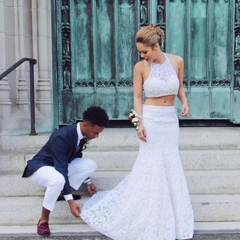 Robes de mariée deux pièces populaires en dentelle, Vintage, col licou, sans manches, haut court perlé, bon marché, robes de mariée avec traîne de balayage