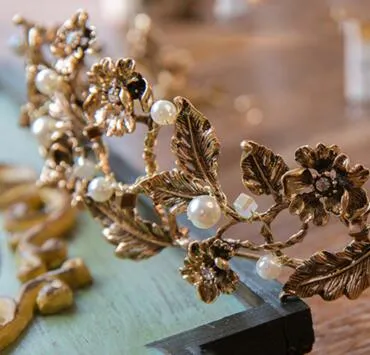 Vintage Gold Barock Crowns for Party Pearls Wedding Crown Tiaras med växtmönster billiga brudhuvudstycke Blommor krona pannband8637704