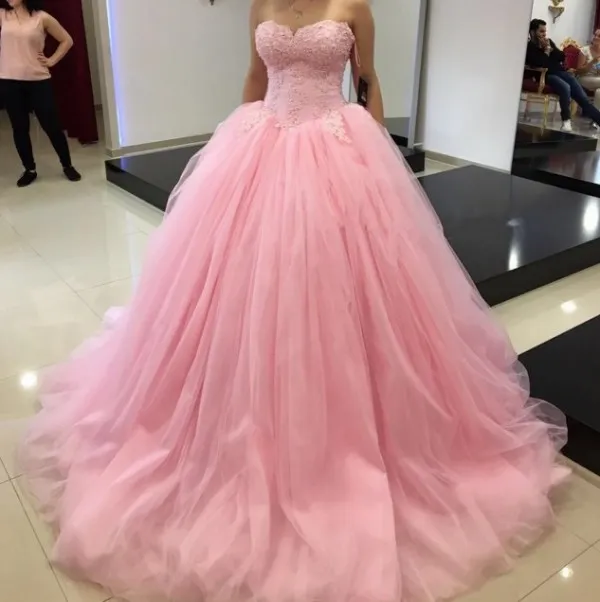 Wspaniała Różowa Suknia Balowa Bal Sukienka Koronkowe Aplikacje Top Sweetheart Bez Rękawów Puffy Tulle Formalne Quinceanera Suknie Wieczór