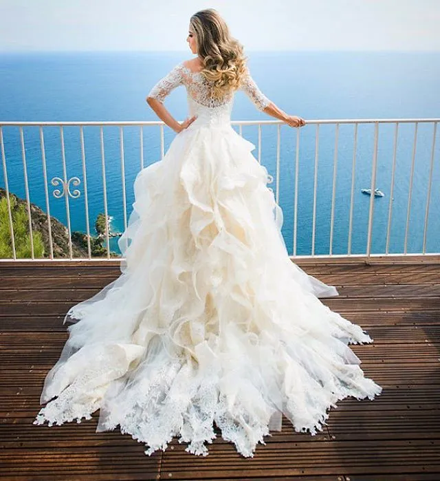 Gonne a balze con spalle scoperte 2019 Abiti da sposa Mezza manica Applique in pizzo Perline Abiti da sposa Sweep Train Crystal Vintage Beach Abito da sposa