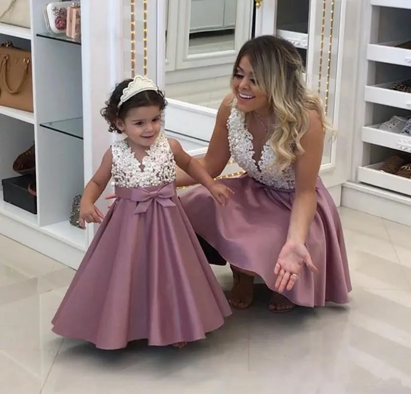 Pärlor spets applique blomma flicka klänning mode mor och dotter klänningar matchande v nacke baby bröllopsklänningar