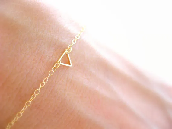 10 шт. - B029 крошечный открытый треугольник браслеты Шеврон треугольник контур браслет простой полые линии геометрические V браслеты для женщин