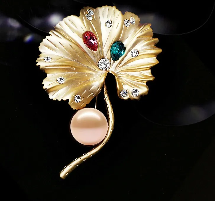 Vintage Gold Tone Pearl Brooch / Pearl Brooch Pin / Costume 