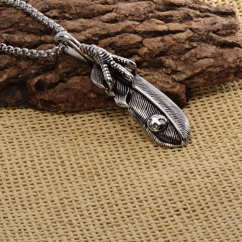 Högkvalitativ Titanium Steel Feather Eagle Claw Hängsmycke Kedjor Halsband för Mens Trendiga Japan Goro's Joyas Male Bijoux