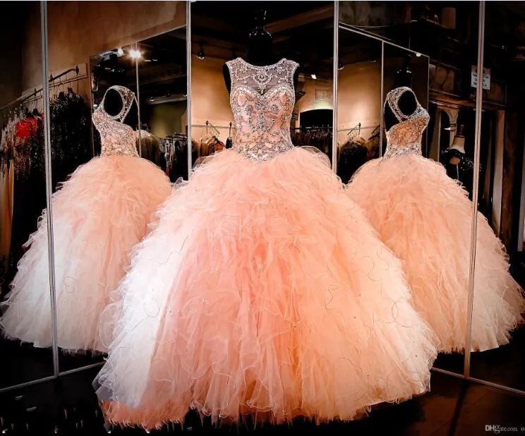 2021 Peach Bling Quinceanera 공 가운 드레스 푹신한 얇은 얇은 얇은 싱더 크리스탈 페르시 구슬 모양의 달콤한 16 파티 드레스 댄스 파티 이브닝 ​​가운 중공 백 플러스 사이즈