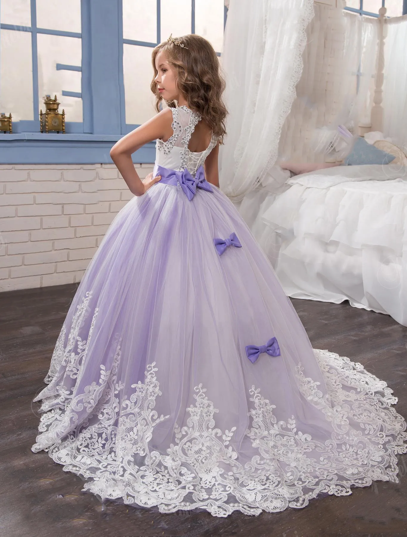 Julblommorflickaklänningar med fönsterpärlor Applices Bow Girl Wedding Dresses ihåliga tillbaka och snör upp flickor Pageant Dress för W5334910