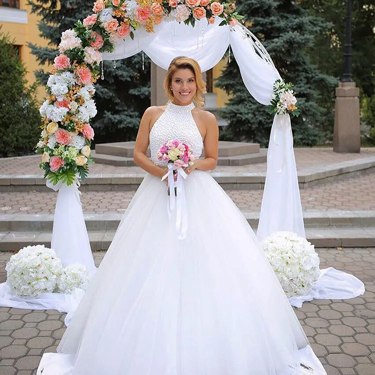 Elegante vestido de novia de cuello alto con cuello halter blanco Vestidos de bola baratos Sin respaldo de tul Corpiño de cristal Tren de barrido Jardín Estilo rural Vestido de novia