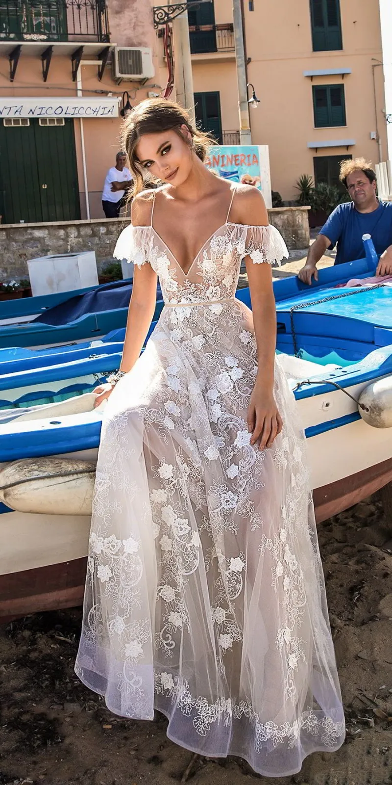 Abiti da sposa Berta sexy con spalle scoperte e spalle scoperte 2018 Abiti da sposa da giardino country con applicazioni di pizzo senza schienale nuovo arrivo