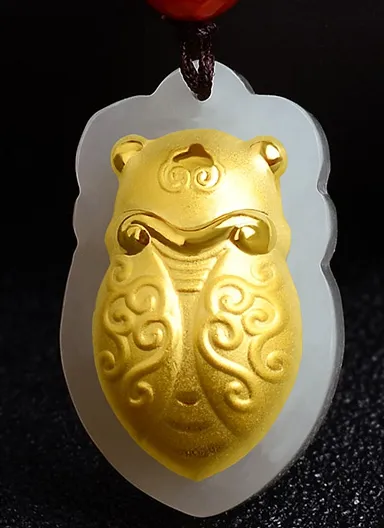 Guld inlaid Jade Golden Cicada Blockbuster. Lucky Necklace Pendant.