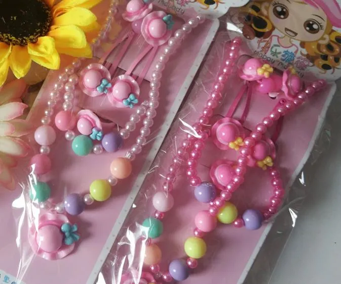 Barngåva Smycken Set Girl Pearl Pärlor Cartoon Pendants Halsband Armband Ring Hair Clip Hårband Ställ Julparty Bag Filler Prize Pink