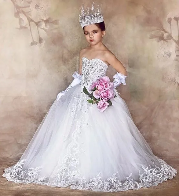 Robes de filles de fleur de cristal de luxe pour les mariages avec dentelle Bow robe de communion d'été enfants vêtements de cérémonie balayage train robes de reconstitution historique pour fille