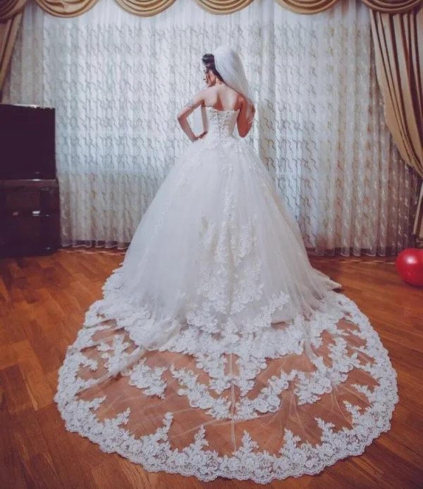 Bedövning Strapless Boll Gown Bröllopsklänning Vintage Lace Appliques Puffy Tulle Cinderella Brudklänningar med Sweep Train Custom Made