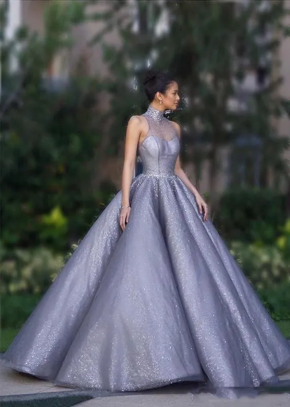 Серые платья, придерживающиеся классического стиля