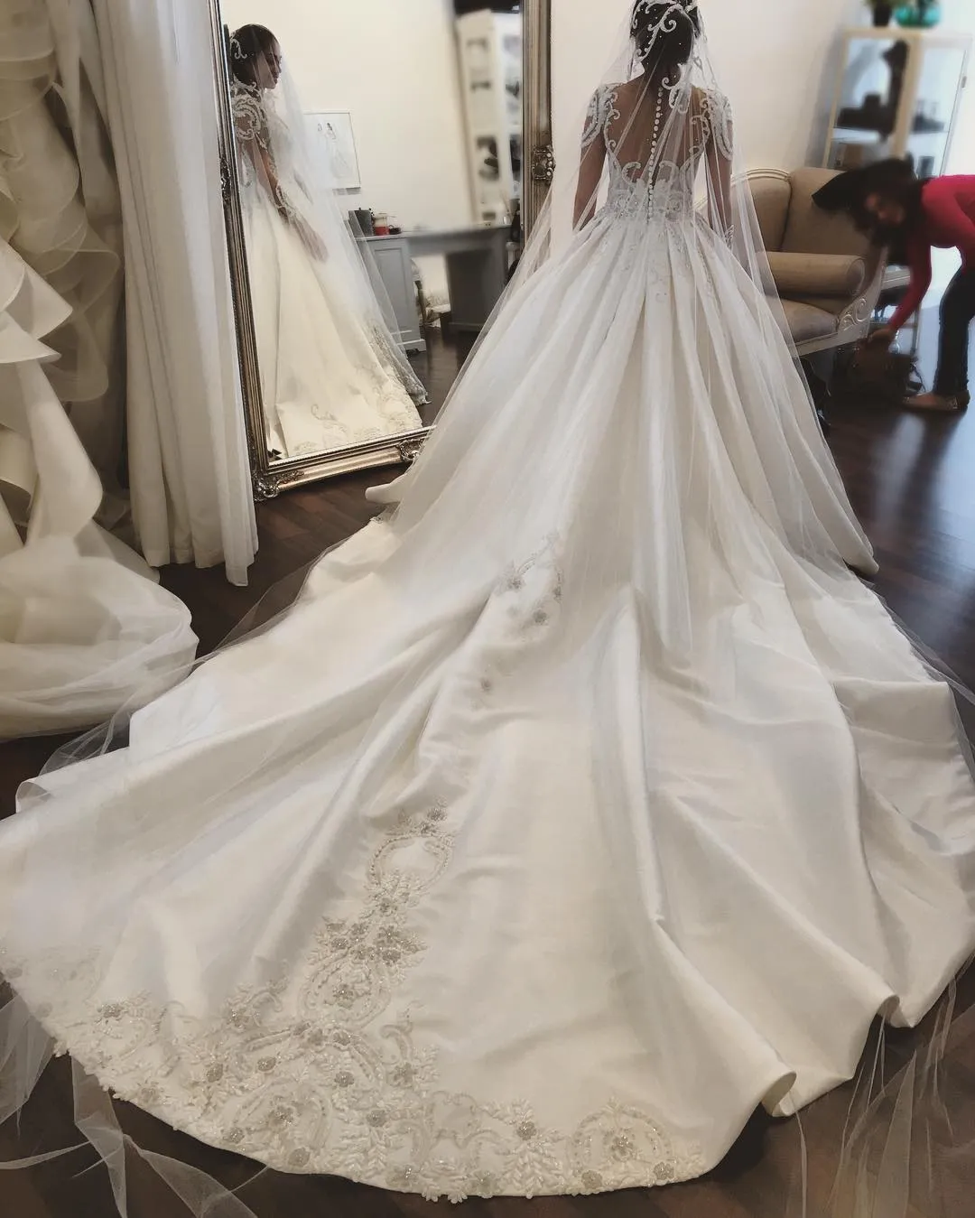 Abiti da sposa a maniche lunghe 2017 Abiti da sposa con scollo a barchetta in cristallo con applicazioni di pizzo Abiti da sposa in raso con strascico cattedrale Plus Size