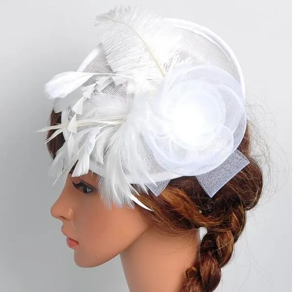 教会の結婚式のパーティーのためのモダンなテストカラフルな羽の魅力者帽子