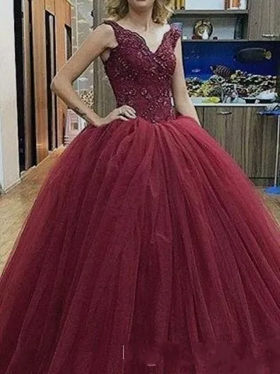 Burgundy Ball Gown V Neck Tulle Quinceanera Dresses Sleeveless Lace Appliques tulle Sweet 16 Prom Gowns
