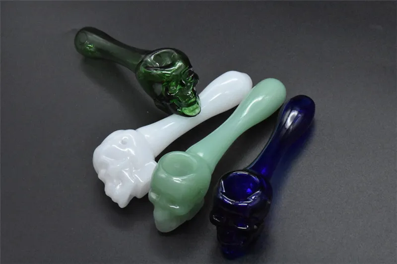 Partihandel Glas Hookah Pipes Skull Glas Oljebrännare Rör Färgrik Hand Blåst 3.8In Längd Deep Sked Hand Tobacco Rör för rökning